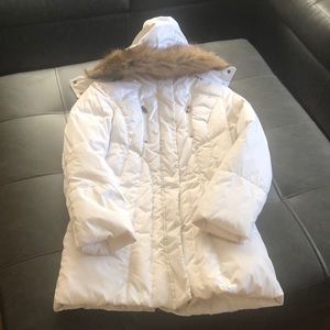 White zip and zipper winter coat w/ removable faux fur hood.
